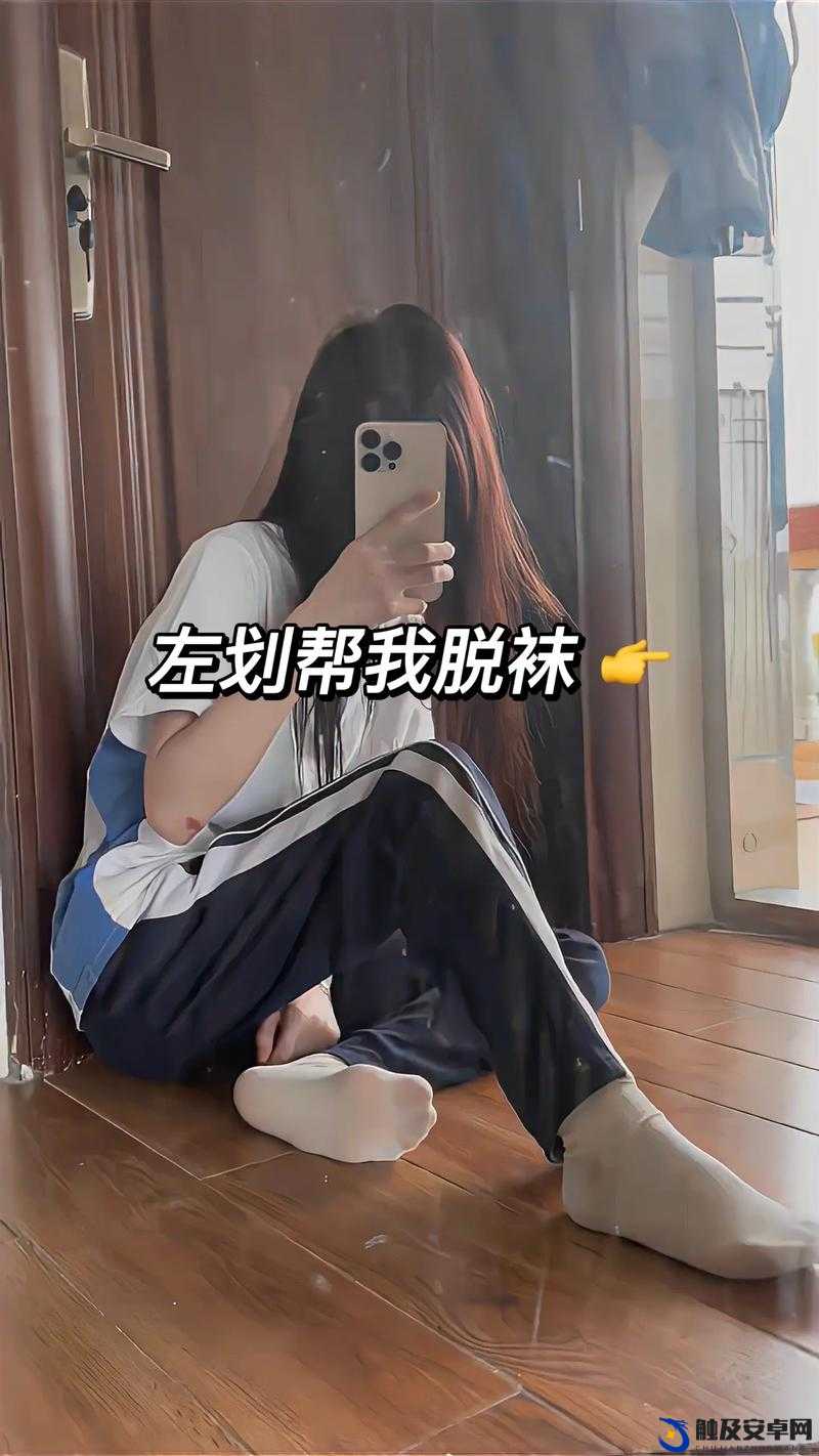 女性自慰时弄湿白丝袜的私密瞬间