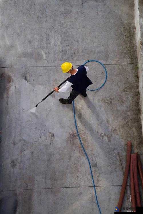 工地农民工辛勤灌浆作业场景纪实